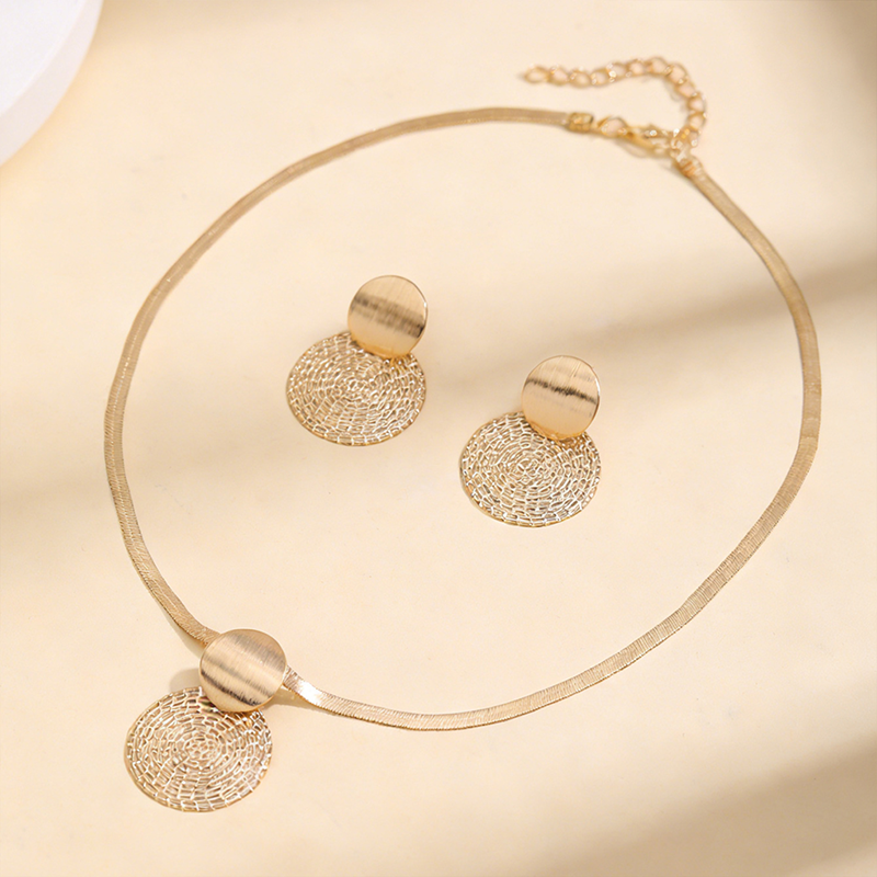 ✨💛 Conjunto de joias geométricas banhado a ouro – colar e brincos elegantes