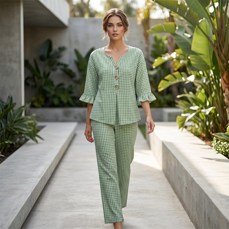 Conjunto feminino com blusa de gola em V e mangas com babados xadrez e calça