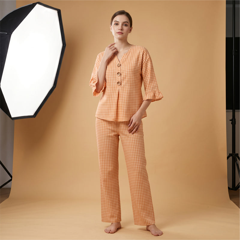 Conjunto feminino com blusa de gola em V e mangas com babados xadrez e calça