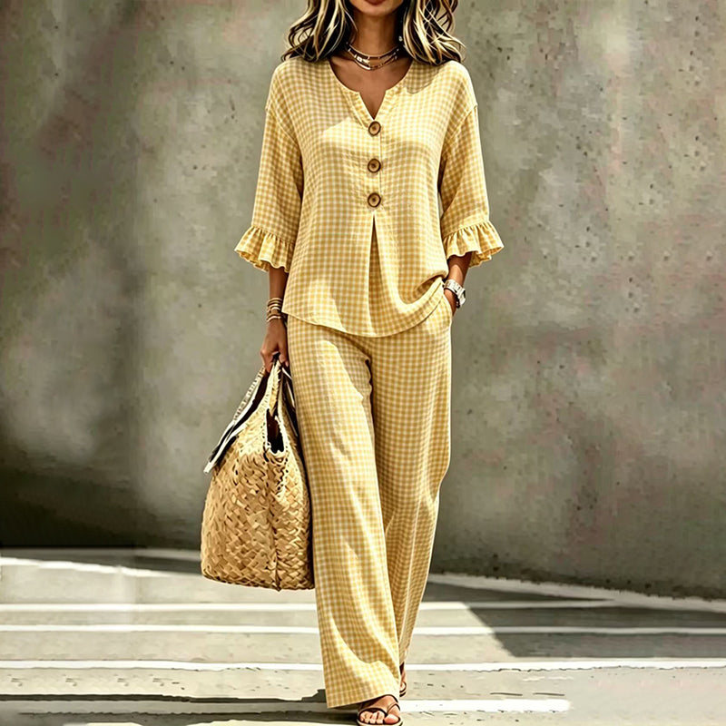 Conjunto feminino com blusa de gola em V e mangas com babados xadrez e calça
