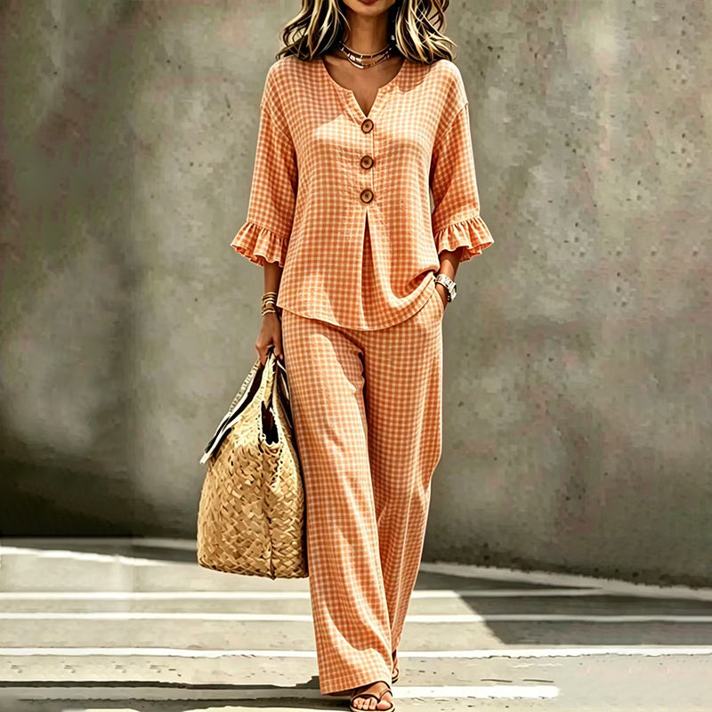 Conjunto feminino com blusa de gola em V e mangas com babados xadrez e calça
