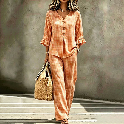 Conjunto feminino com blusa de gola em V e mangas com babados xadrez e calça